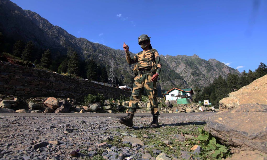 Un soldado de la fuerza de seguridad fronteriza india camina el martes cerca de un puesto de control a lo largo de la carretera nacional Srinagar-Leh, luego de enfrentamientos mortales a lo largo de la disputada frontera con China. (Agencia Anadolu / Getty Images)
