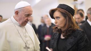 Cristina Fernández llega cojeando a cita con Papa Francisco