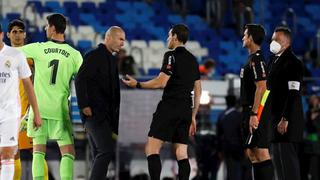 Real Madrid: Zinedine Zidane fue a pedirle explicaciones al árbitro por la mano cobrada a Militao