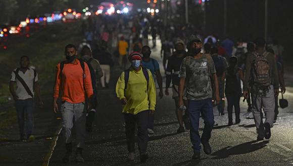 La gente camina por la carretera Panamericana mientras permanece bloqueada durante las protestas contra los precios del combustible en Pacora, Panamá, el 20 de julio de 2022. (Foto de Luis ACOSTA / AFP)