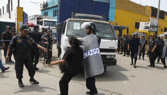 NO SE RESIGNAN. Pequeños grupos se enfrentaron a la policía un días después del traslado. (Mario Zapata)