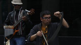 YouTube: Conoce al músico callejero que interpreta Imagine de John Lennon con un serrucho [Video]