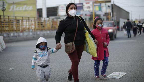 En el distrito de Puente Piedra, una madre y sus dos hijos salen protegidos con sus respectivas mascarillas para reducir el riesgo de contagio. FOTO: ANTHONY NIÑO DE GUZMAN/ GEC