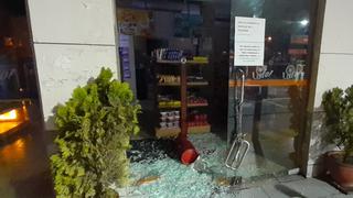 Arequipa: Ebrio destruye puerta de market para llevarse botellas de pisco y vino en toque de queda | FOTOS