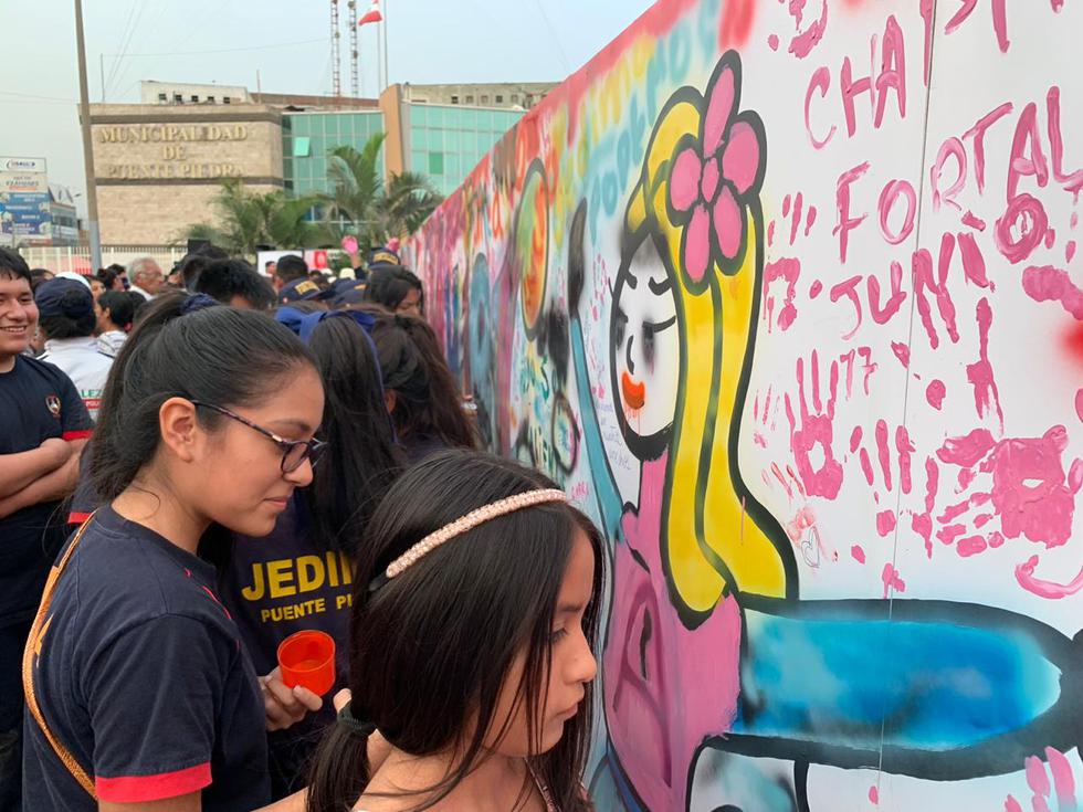 Ciento de mujeres escribieron sus derechos en el mural de la Plaza Mayor de Puente Piedra. (Municipalidad de Puente Piedra)
