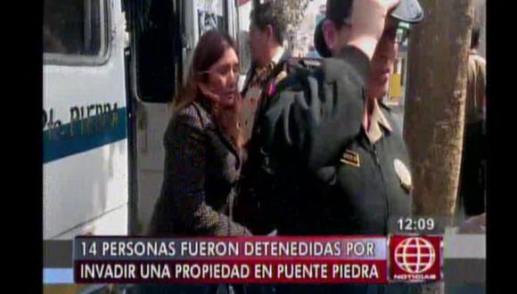 Zoraida América Alvarado Mallqui, regidora de Puente Piedra, intentó apropiarse de una vivienda junto a 30 matones, pero fue detenida. (Captura de TV)