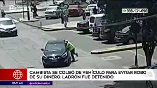Cambista se cuelga de auto para evitar el robo de su dinero en Surco