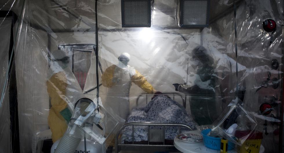 Imagen referencial. Médicos atienden a un paciente de ébola en la República Democrática del Congo. (Foto: John WESSELS / AFP)