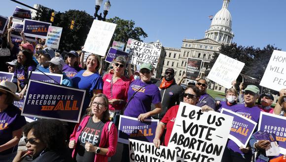 Los partidarios de Pro Choice se reúnen frente al Capitolio del Estado de Michigan durante un mitin "Restore Roe" en Lansing, el 7 de septiembre de 2022. (Foto de JEFF KOWALSKY / AFP)