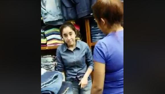 Joven intentó robar en el Mercado 4 de Asunción, Paraguay, y fue pillada por las vendedoras recibiendo una dura paliza (Foto: captura de Facebook).