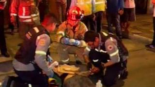 Un herido dejó choque entre taxi y camioneta en Surco [VIDEO]