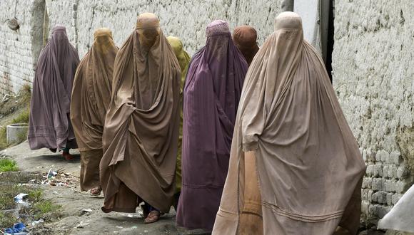 La Asociación Revolucionaria de Mujeres de Afganistán describió en un listado las prohibiciones y maltratos que sufren las mujeres bajo el mandato talibán. (Foto: Abdul MAJEED / AFP)