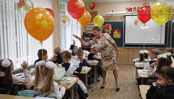 Los alumnos de primer grado asisten a su primera lección en una escuela en Podolsk, en las afueras de Moscú, Rusia, el 1 de setiembre de 2021. (EFE/EPA/MAXIM SHIPENKOV).