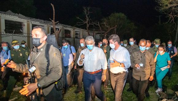 El mandatario de Colombia, Iván Duque, es acompañado por el ministro de defensa, Diego Molano, mientras realizan un recorrido por las instalaciones destruidas a causa de la explosión de un carro bomba hoy, en la Brigada del Ejército, en Cúcuta. (Foto: EFE | Presidencia de Colombia | Nicolás Galeano )