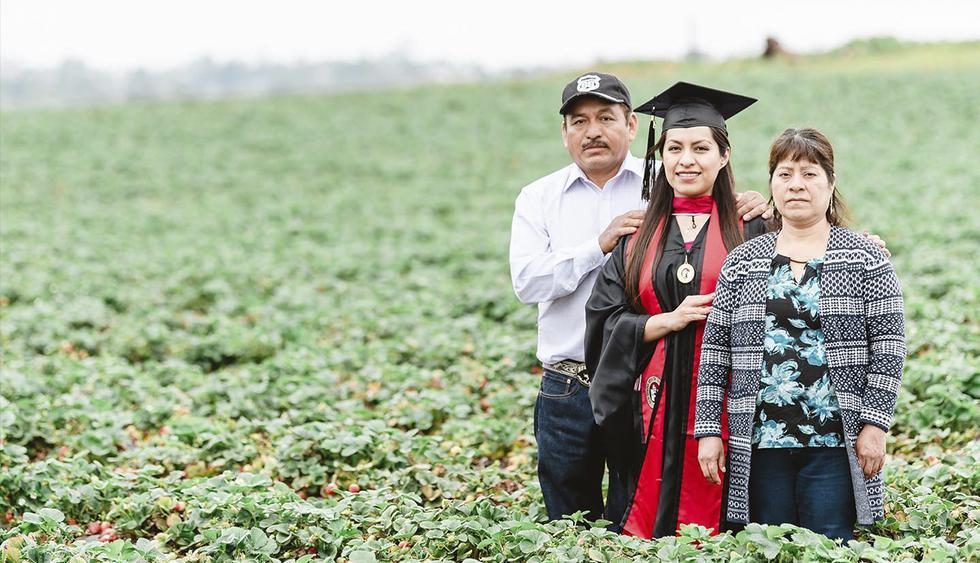 Fotos que inspiran: universitaria se toma las fotos de su graduación en los cultivos de tomate donde trabajan sus padres inmigrantes. (Facebook / Erica A Alfaro)