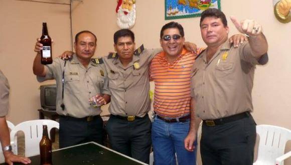 El suboficial Elías Quispe Carbajal posa en una comisaría (Facebook)