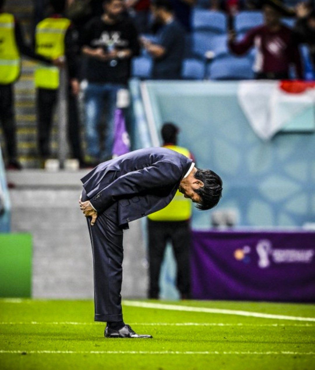 Hajime Moriyasu, DT de la selección de Japón, se despidió de los hinchas tras eliminación de Qatar 2022. (Foto: EFE)
