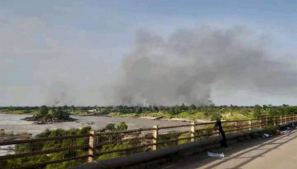 El humo se eleva en al-Roseires, en el estado del Nilo Azul, en el sur de Sudán, el 2 de agosto de 2022 en medio de nuevos enfrentamientos étnicos a pesar de un acuerdo de alto el fuego entre grupos rivales luego de la violencia mortal hace semanas. (Foto por AFP)