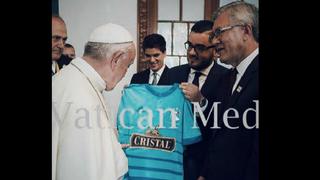 Papa Francisco recibió camiseta de Sporting Cristal