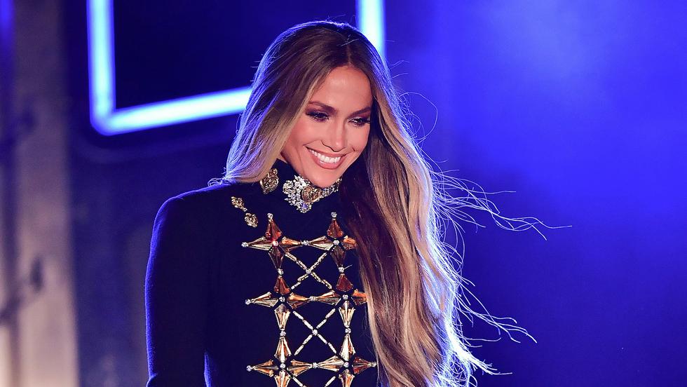 Jennifer Lopez repite vestido de hace unos años y luce doblemente espectacular.