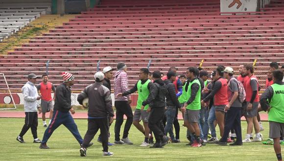 Hinchas de Sport Boys llegaron armados a los entrenamientos de Sport Huancayo para amenazarlos. (Foto: Jhefryn Sedano)