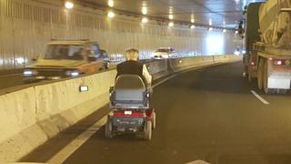 Hombre en silla de ruedas ingresa a túnel y causa un gran atasco 