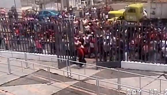 Una turba intentó ingresar a un penal, en el estado de México. (Foto: captura de video)