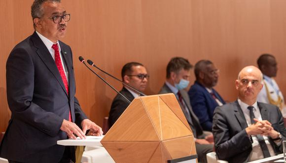 El Director General de la Organización Mundial de la Salud (OMS), Tedros Adhanom Ghebreyesus, pronuncia un discurso el día de la inauguración de la 75.ª Asamblea Mundial de la Salud de la Organización Mundial de la Salud (OMS) en Ginebra el 22 de mayo de 2022. (Foto de JEAN-GUY PYTHON / AFP)