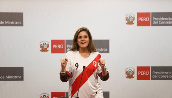 La premier alentó así a la selección peruana. (Renzo Salazar)