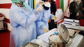 Suspenden a 2 funcionarios en Marruecos por vacunar a grupo no prioritario
