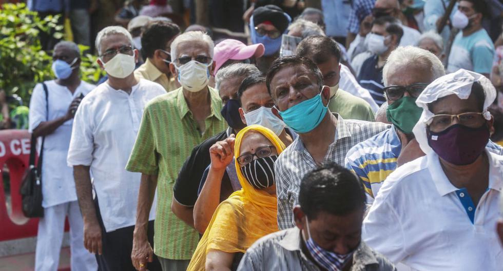 En esta foto de archivo del 26 de abril de 2021, personas hacen cola para recibir la vacuna contra el coronavirus en Mumbai, India. (AP/Rafiq Maqbool).