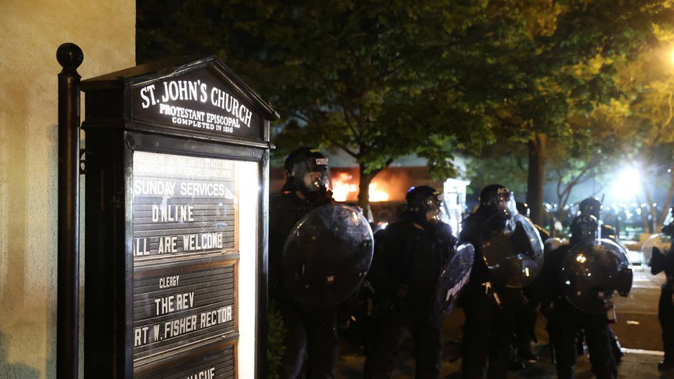 Policías resguardan local de la iglesia de San Juan en Washington, EE.UU. (Foto: Jonathan Ernst /Reuters)