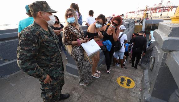 Los intervenidos por celebrar una fiesta en un yate fueron trasladados a la comisaría para que se les imponga una multa. (Foto: EduardoCavero/@photo.gec)