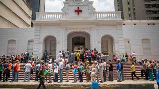 Largas filas de nuevo en Caracas, esta vez por ayuda humanitaria