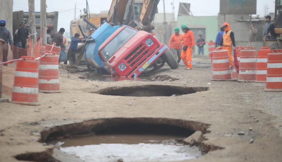 Camión se hunde en enorme forado en pista de Huachipa (Foto: El Comercio).