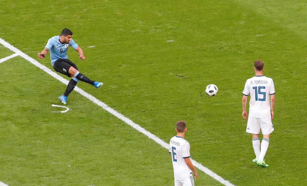 Luis Suárez anotó de un perfecto tiro libre. (Reuters)