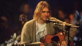 El legendario cárdigan de Kurt Cobain fue rematado en 334 mil dólares 