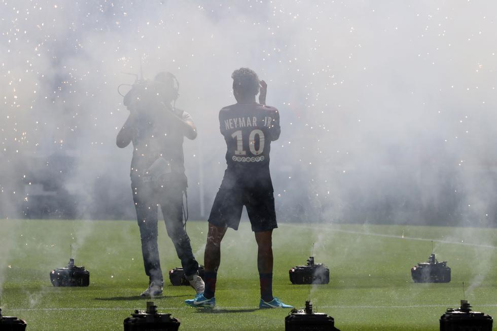La afición del PSG tuvo un primer encuentro con Neymar en el fortín parisino. (AFP)
