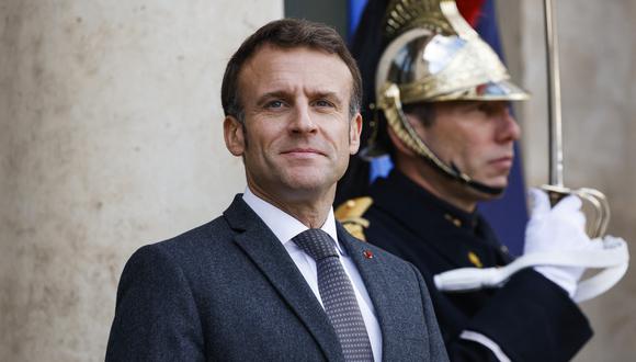 El presidente francés, Emmanuel Macron, espera la llegada del presidente de Uzbekistán al Palacio del Elíseo en París, el 22 de noviembre de 2022, antes de una reunión con el presidente francés. (Foto de Ludovic MARIN / AFP)