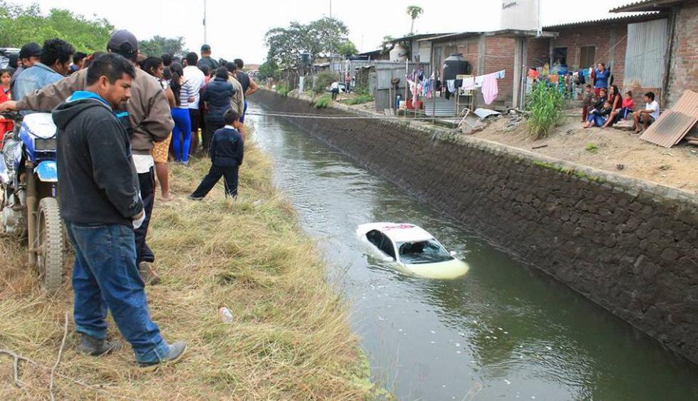 Familia murió al caer el auto en el que se trasladan a un canal de regadío en el distrito de Las Lomas.