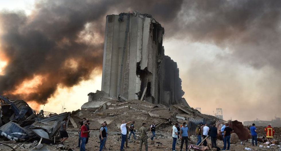 Una imagen muestra un edificio destruido por la explosión en el puerto de la capital libanesa, Beirut. (Foto por STR / AFP).