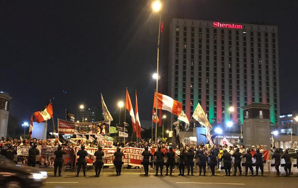 Un grupo de manifestantes llegó esta noche al frontis del Palacio de Justicia, ubicado en el Cercado de Lima. (Foto: Ronny Isla/ GEC)