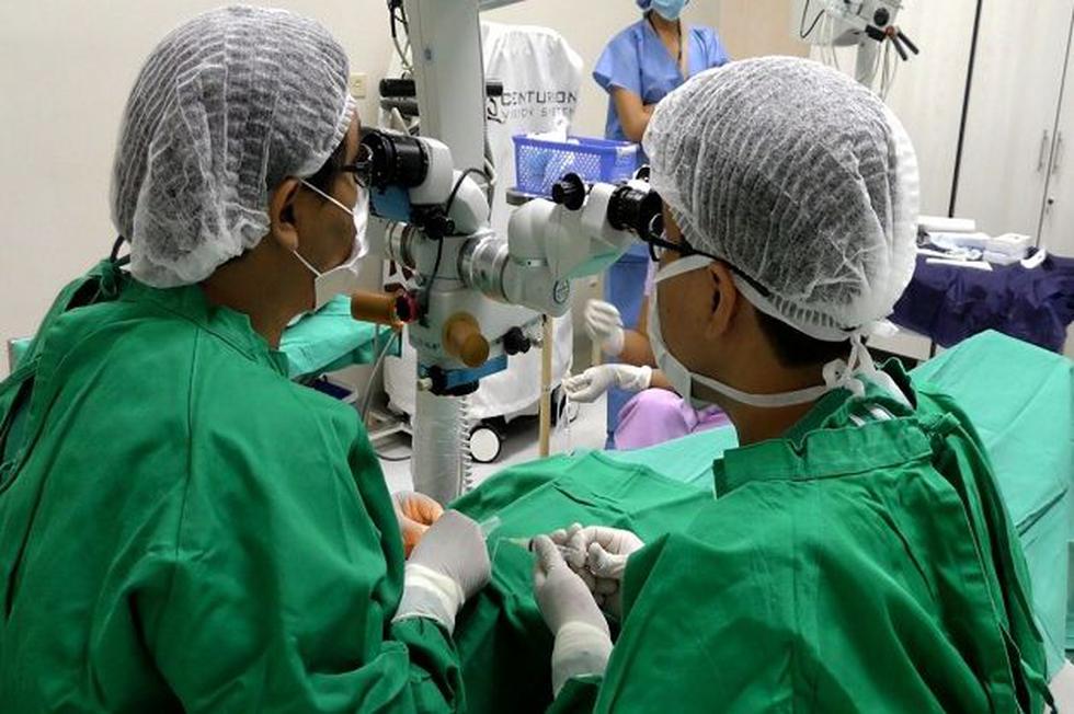 Dos pacientes adultos volverán a ver con normalidad gracias a un exitoso trasplante de córnea, realizada por primera vez en el Hospital María Auxiliadora. (Foto/Minsa)