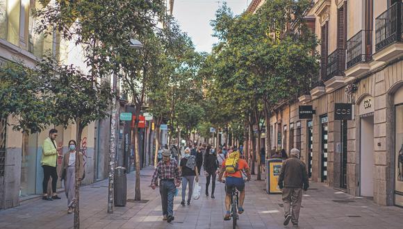 El fantasma acecha. Por los nuevos casos, Madrid han impuesto medidas a los negocios y a la movilidad. (Crédito de foto: Bloomberg)