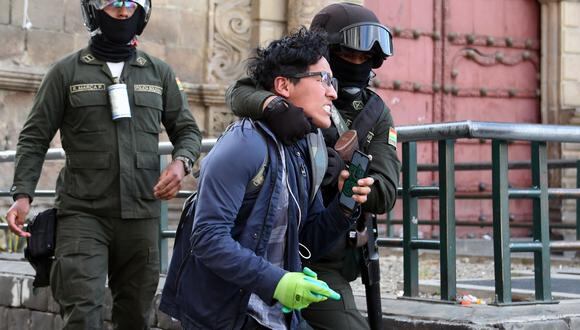 La policía de Bolivia arresta a un ciudadano que protesta contra el Gobierno interino de Áñez. (Foto: AFP)