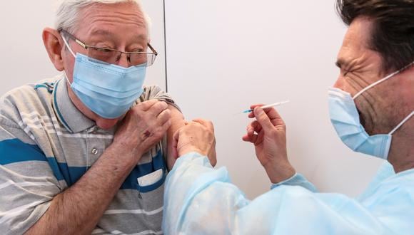 Una persona de tercera edad recibiendo la dosis de la vacuna Oxford/AstraZeneca contra el coronavirus en Bierset, Bélgica. (Foto: Reuters)