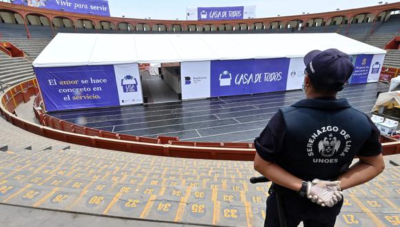 La plaza de Acho será usada como albergue para indigentes durante la pandemia del coronavirus en Perú. (Foto: AFP / Cris BOURONCLE)
