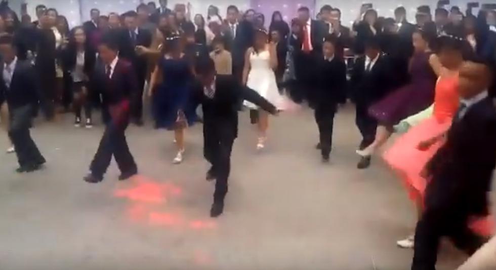 Los alumnos del quinto grado de secundaria de la I.E. César Vallejo, de Huancavelica, bailaron la Danza de las tijeras durante su fiesta de promoción.