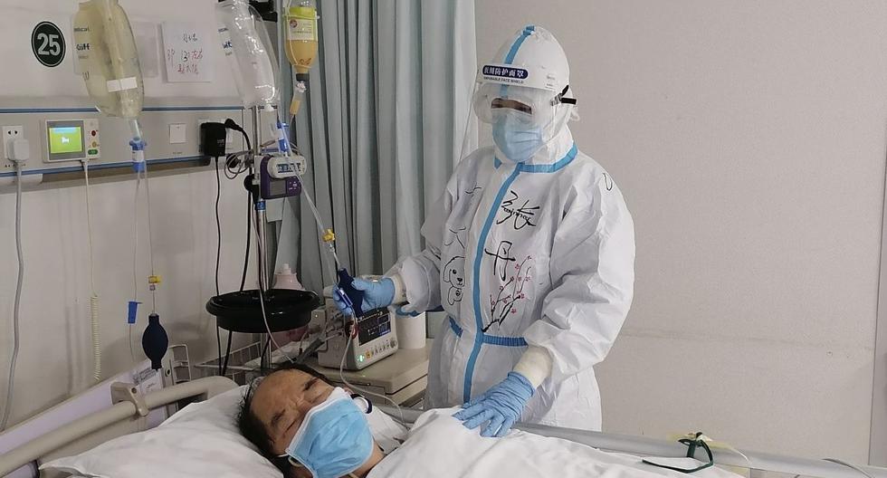 En esta foto publicada por la enfermera china Zhang Dan, ella cuida a un paciente que recibió tratamiento para COVID-19 en el hospital Tongji en Wuhan, en la provincia de Hubei, en el centro de China, el lunes 9 de marzo de 2020. (Zhang Dan via AP)