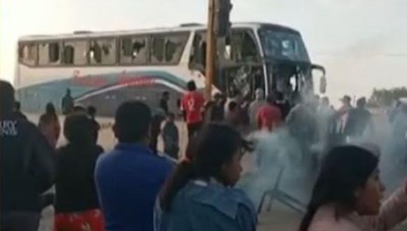Bus interprovincial atacado por manifestantes que usan piedras en el kilómetro 278 de la Panamericana Sur | Foto: Captura de video / Latina